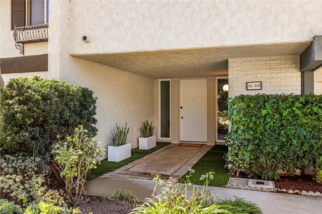 $1,750,000 | 558 Vista Flora, Newport Beach, CA 92660