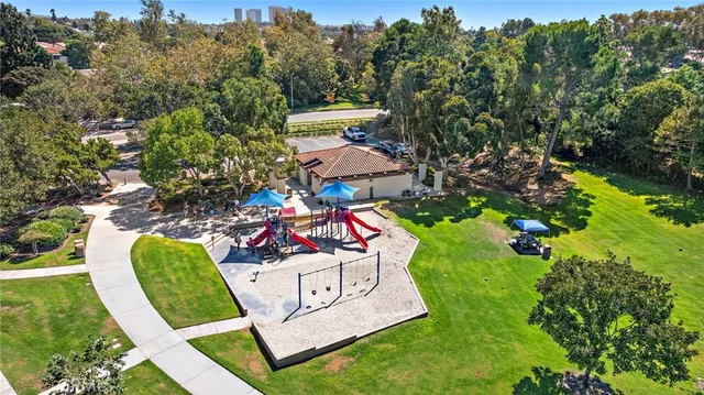$1,750,000 | 558 Vista Flora, Newport Beach, CA 92660
