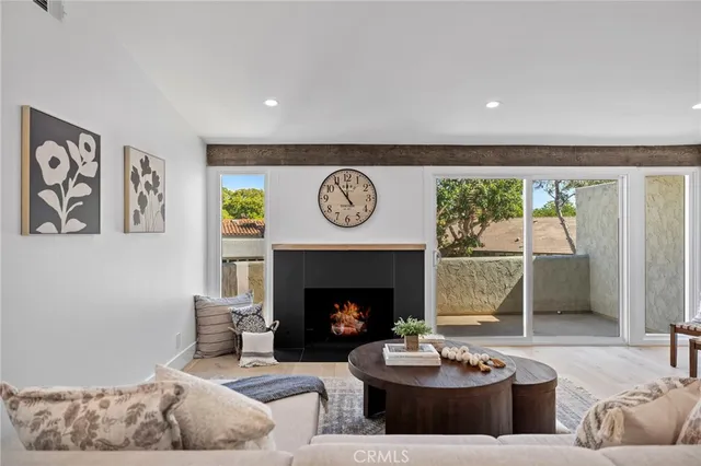 $1,750,000 | 558 Vista Flora, Newport Beach, CA 92660