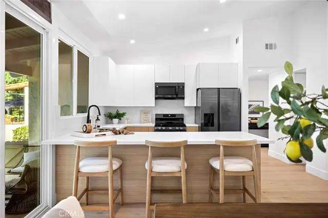 $1,750,000 | 558 Vista Flora, Newport Beach, CA 92660