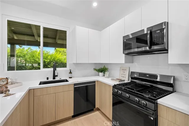 $1,750,000 | 558 Vista Flora, Newport Beach, CA 92660