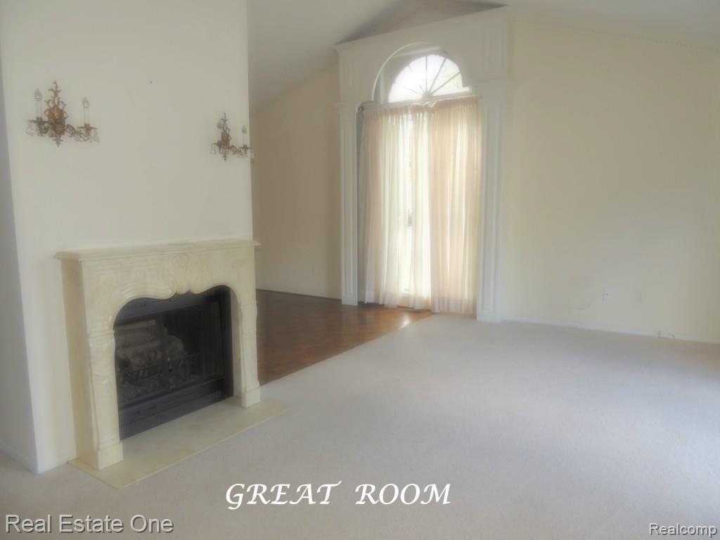 1258 Windmill Court, Unit 271 Rochester, MI 48306 - Photo 3 of 28 DSCN3060--GREAT ROOM.jpg