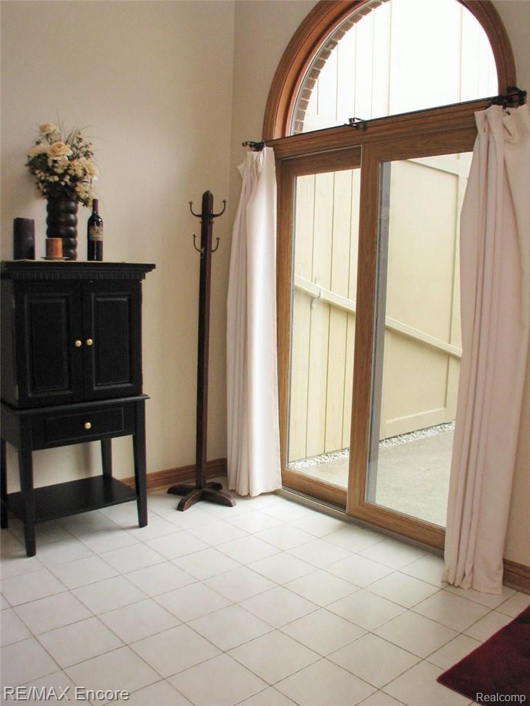 2387 Rochelle Park Drive Rochester, MI 48309 - Photo 6 of 30 Foyer.JPG