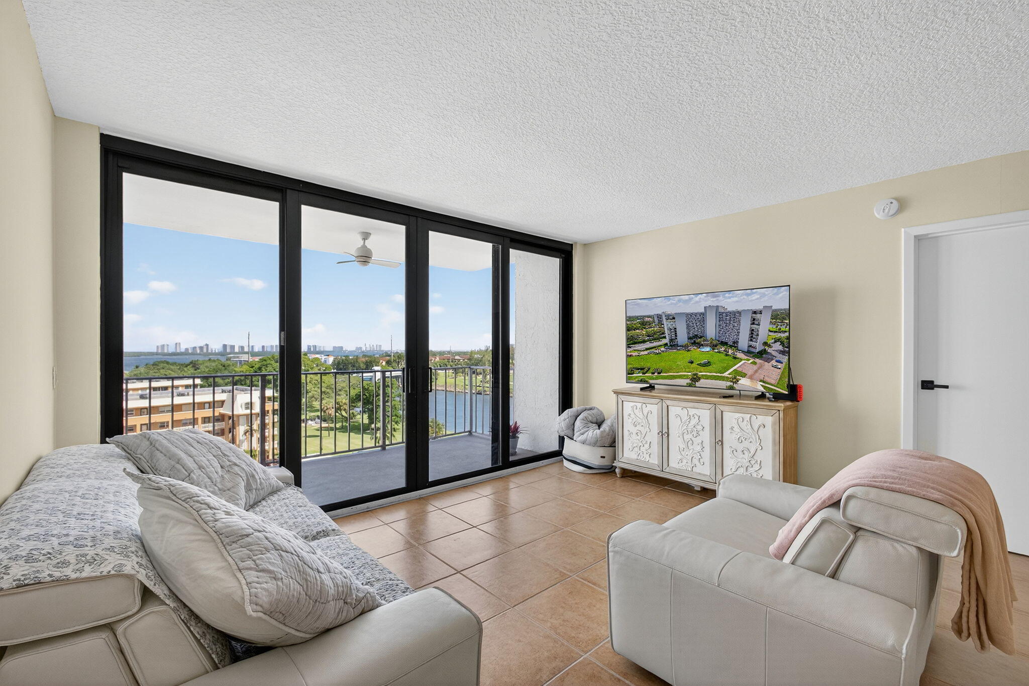 336 Golfview Road, Unit 905 North Palm Beach, FL 33408 - Photo 16 of 50 Living Area