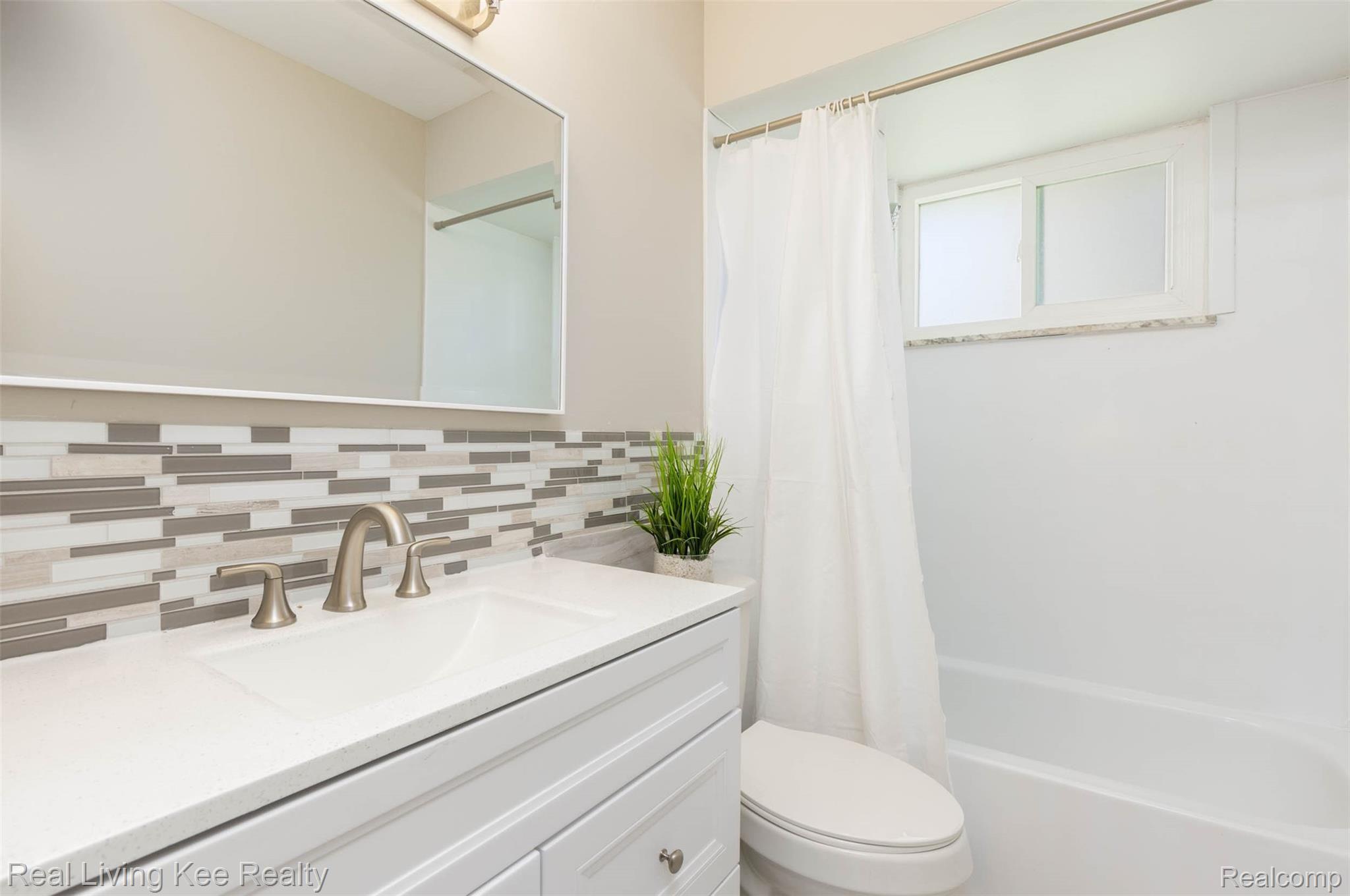 2630 Emmons Avenue Rochester, MI 48307 - Photo 13 of 17 2630 Emmons Ave-16.jpg