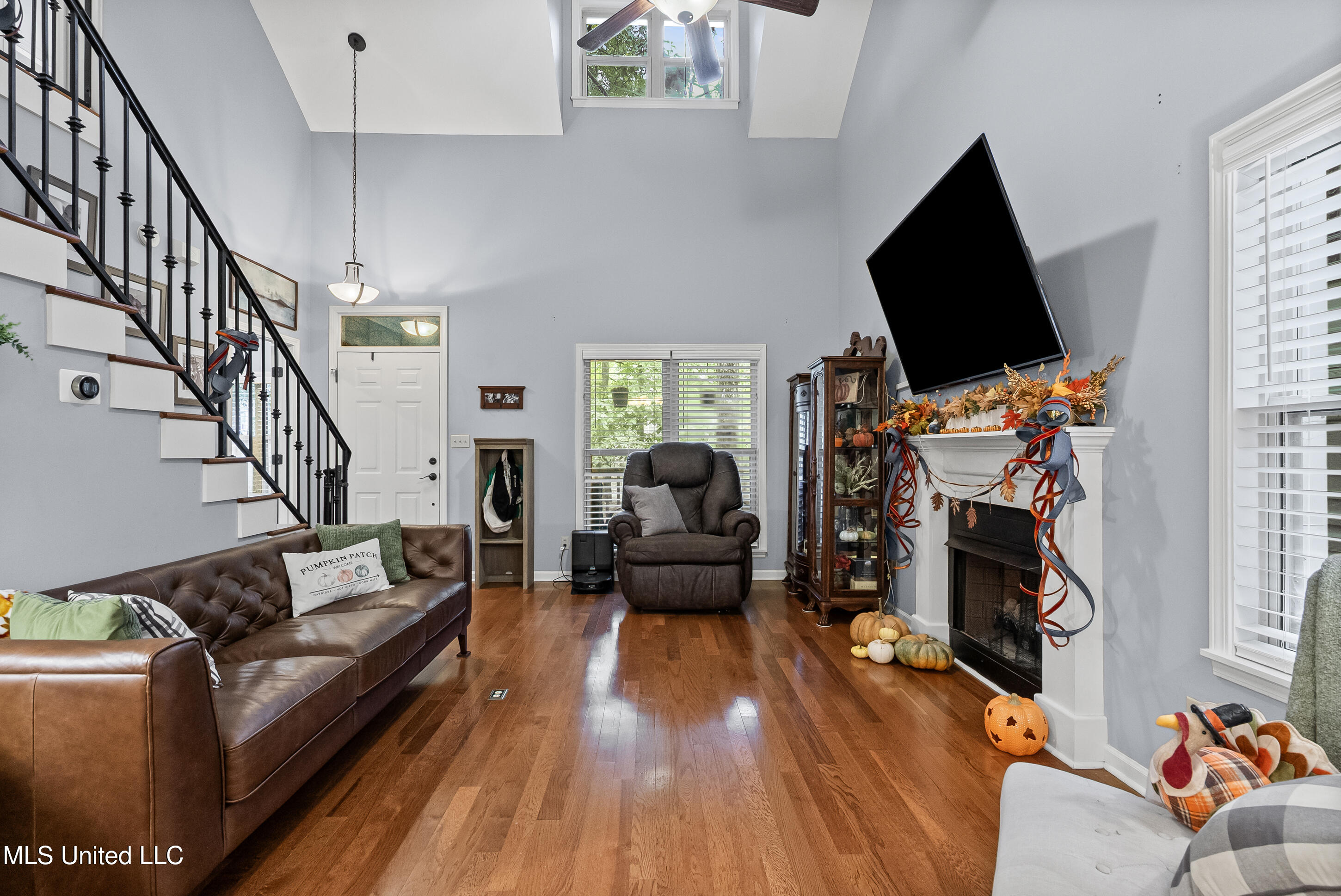 102 Robin Way Oxford, MS 38655 - Photo 8 of 32 Living Room 2
