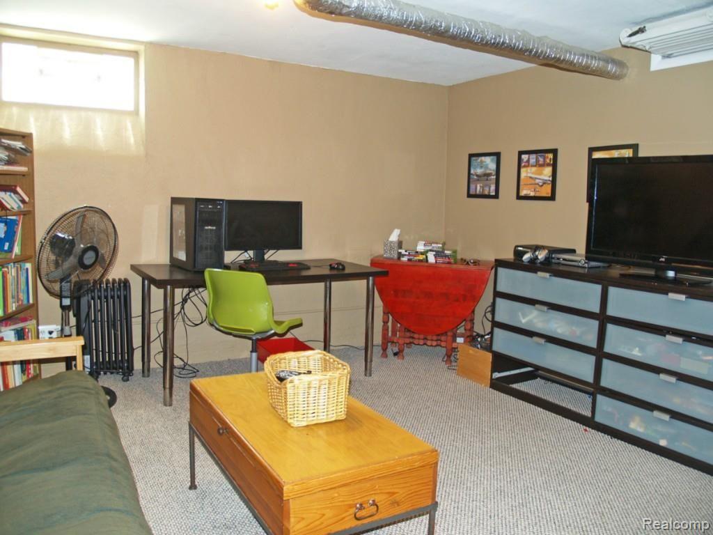 943 Lincoln Road Grosse Pointe, MI 48230 - Photo 18 of 21 943 L rec rm.jpg