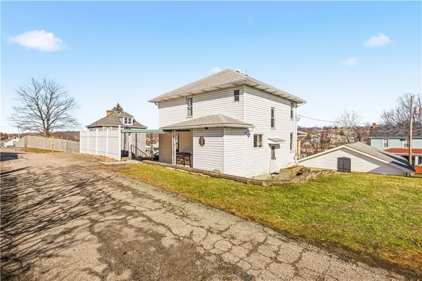 a view of a house with a yard