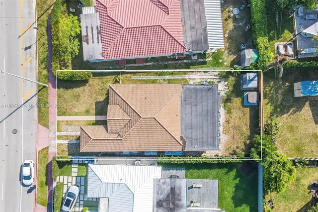 a view of a backyard