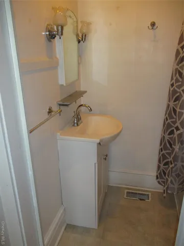 $2,350 | 33 Bayview Terrace, Unit 1, Newburgh, NY 12550