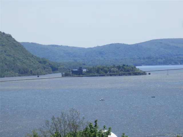 $2,350 | 33 Bayview Terrace, Unit 1, Newburgh, NY 12550