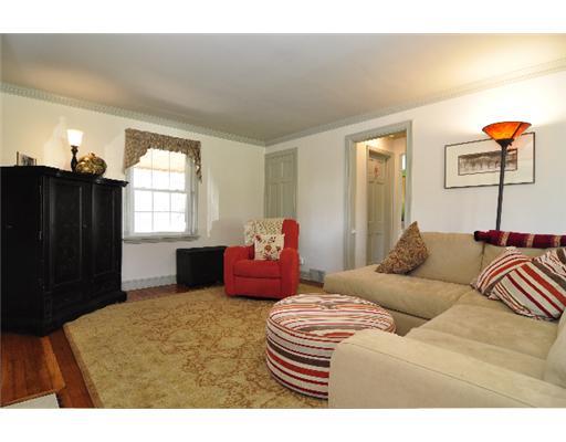 261 Pine Road Pittsburgh, PA 15237 - Photo 3 of 18 Living Room.