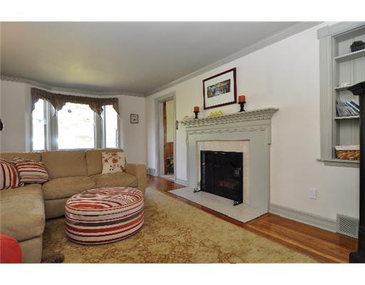 261 Pine Road Pittsburgh, PA 15237 - Photo 4 of 18 Living Room.