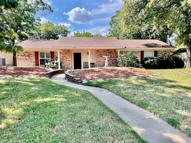 a front view of a house with yard porch and livingroom