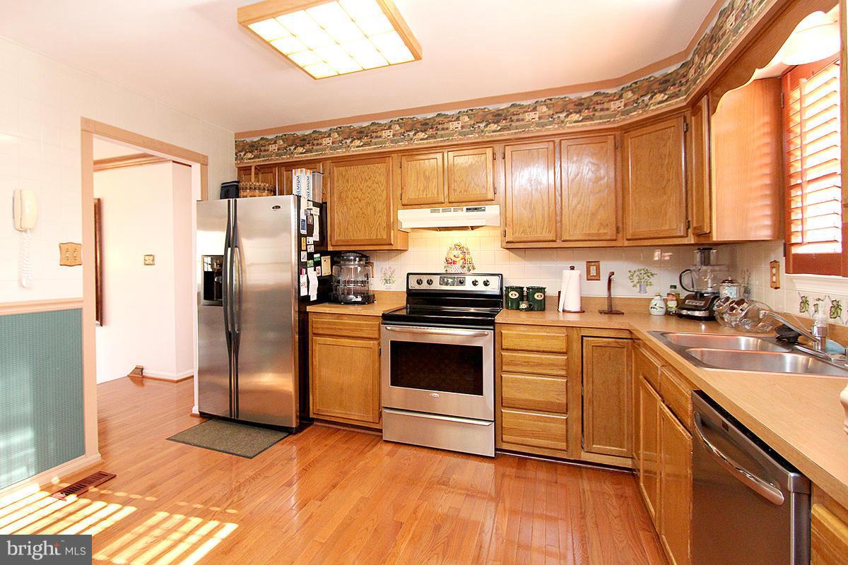 8705 Edison Lane Clinton, MD 20735 - Photo 8 of 28 Kitchen