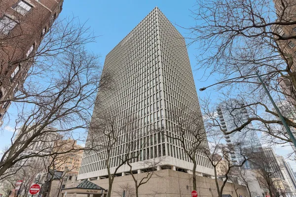 $1,975 | 1 East Scott Street, Unit 906, Chicago, IL 60610