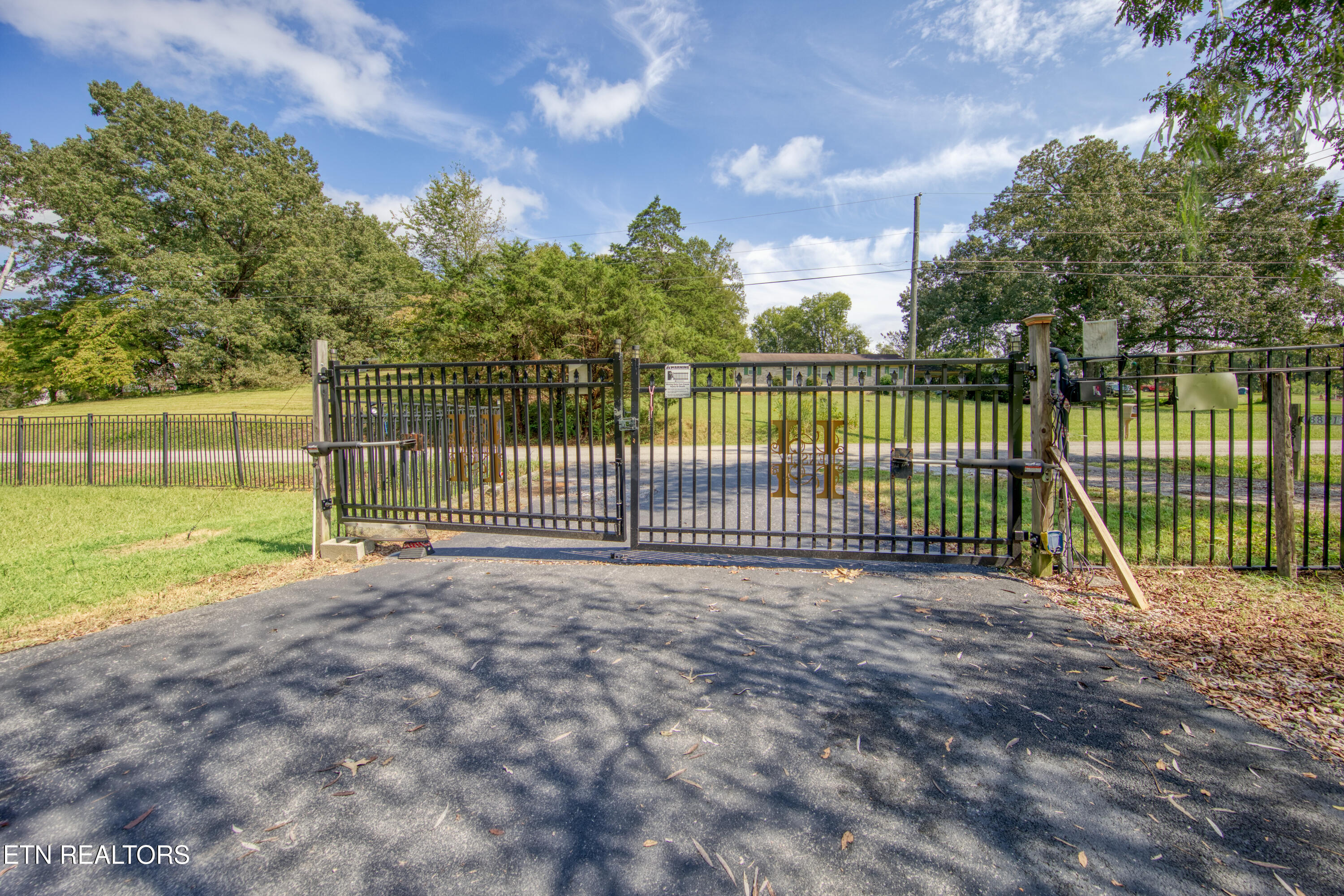 8820 Trout Road Mascot, TN 37806 - Photo 5 of 15 Electric Gate