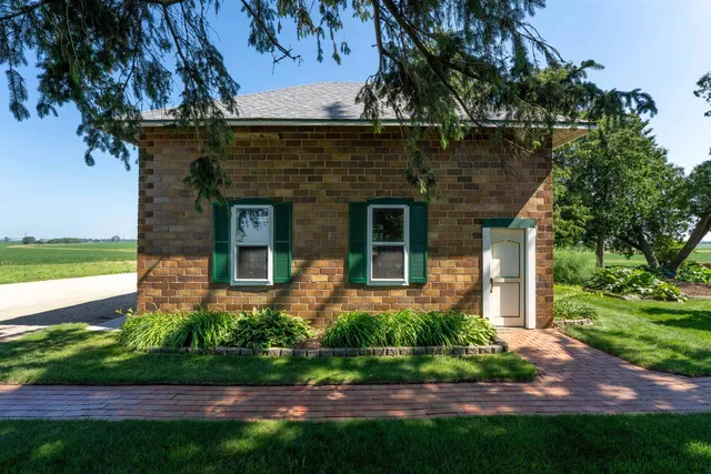 $585,000 | 1392 Red Brick Road, Dixon, IL 61021