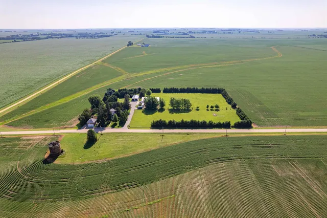 $585,000 | 1392 Red Brick Road, Dixon, IL 61021