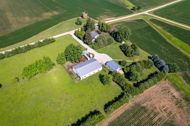 $585,000 | 1392 Red Brick Road, Dixon, IL 61021