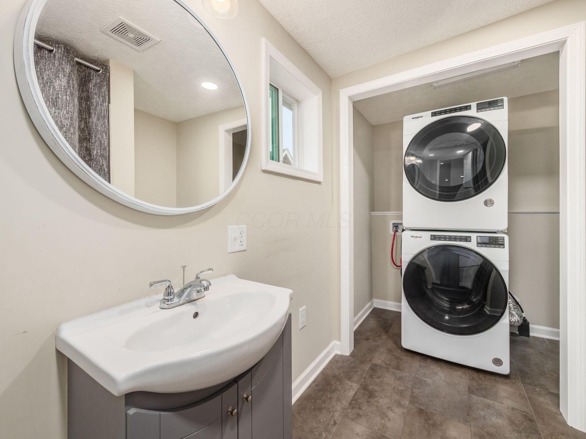 334 North Maple Street Lancaster, OH 43130 - Photo 15 of 25 Spacious full bath and laundry