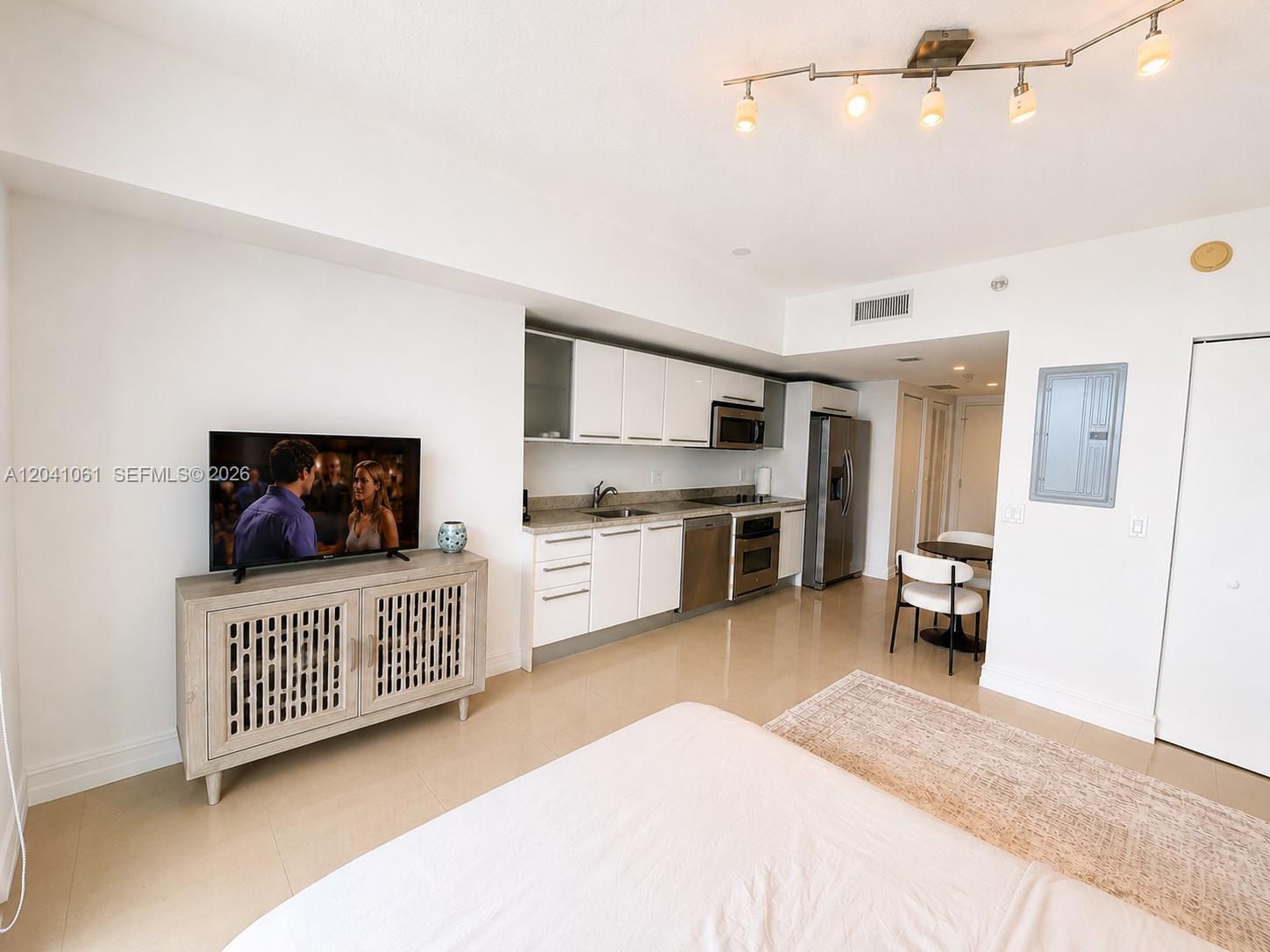 185 Southwest 7th Street, Unit 2706 Miami, FL 33130 - Photo 3 of 7