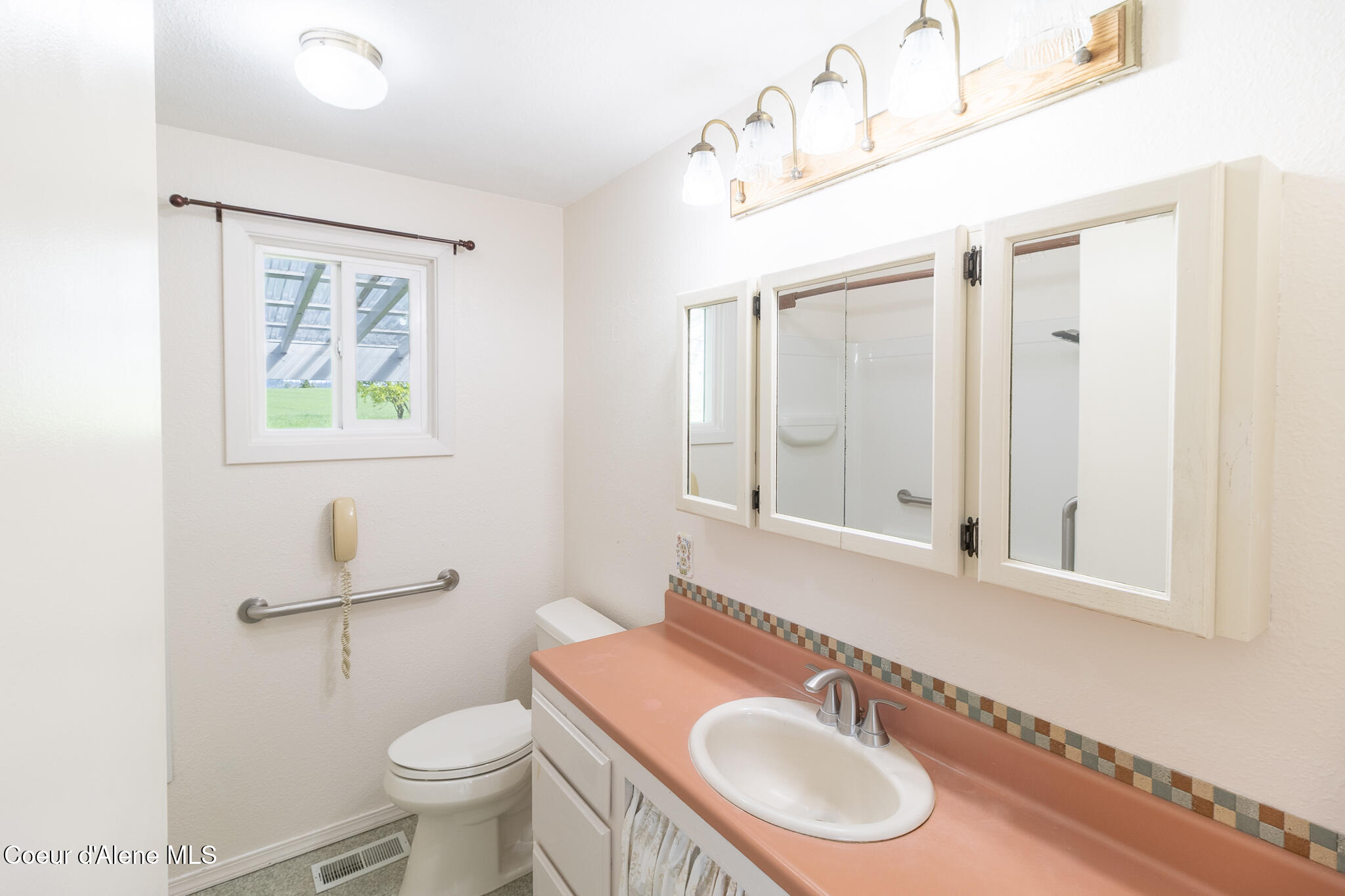 640 Renlow Road Plummer, ID 83851 - Photo 16 of 48 main floor full bathroom