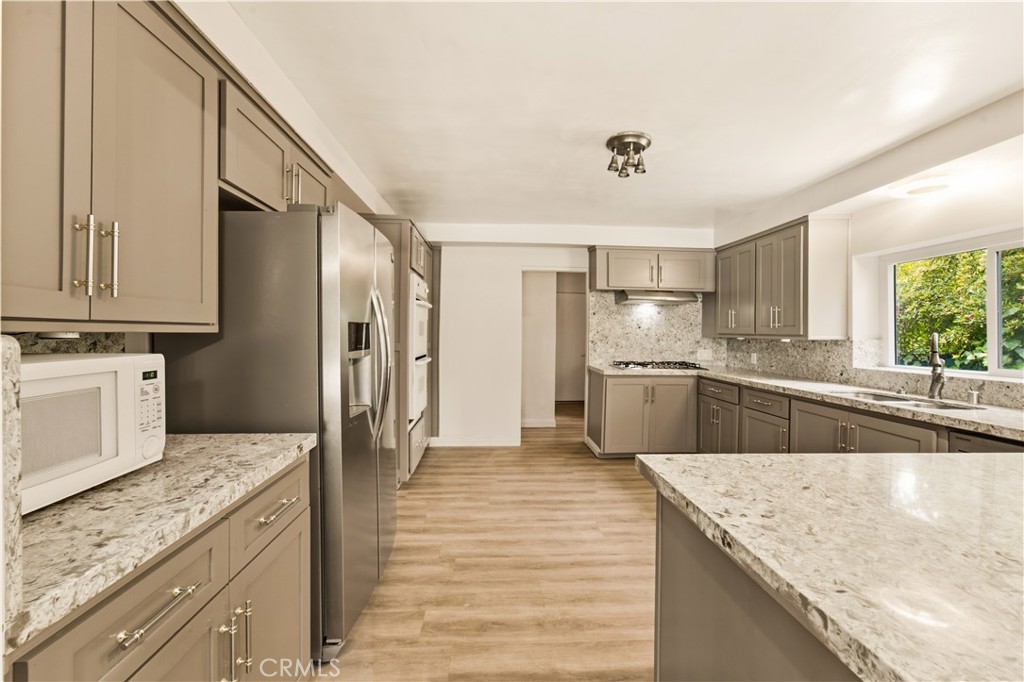 15701 Royal Ridge Road Sherman Oaks, CA 91403 - Photo 10 of 32 Gallery Image 10