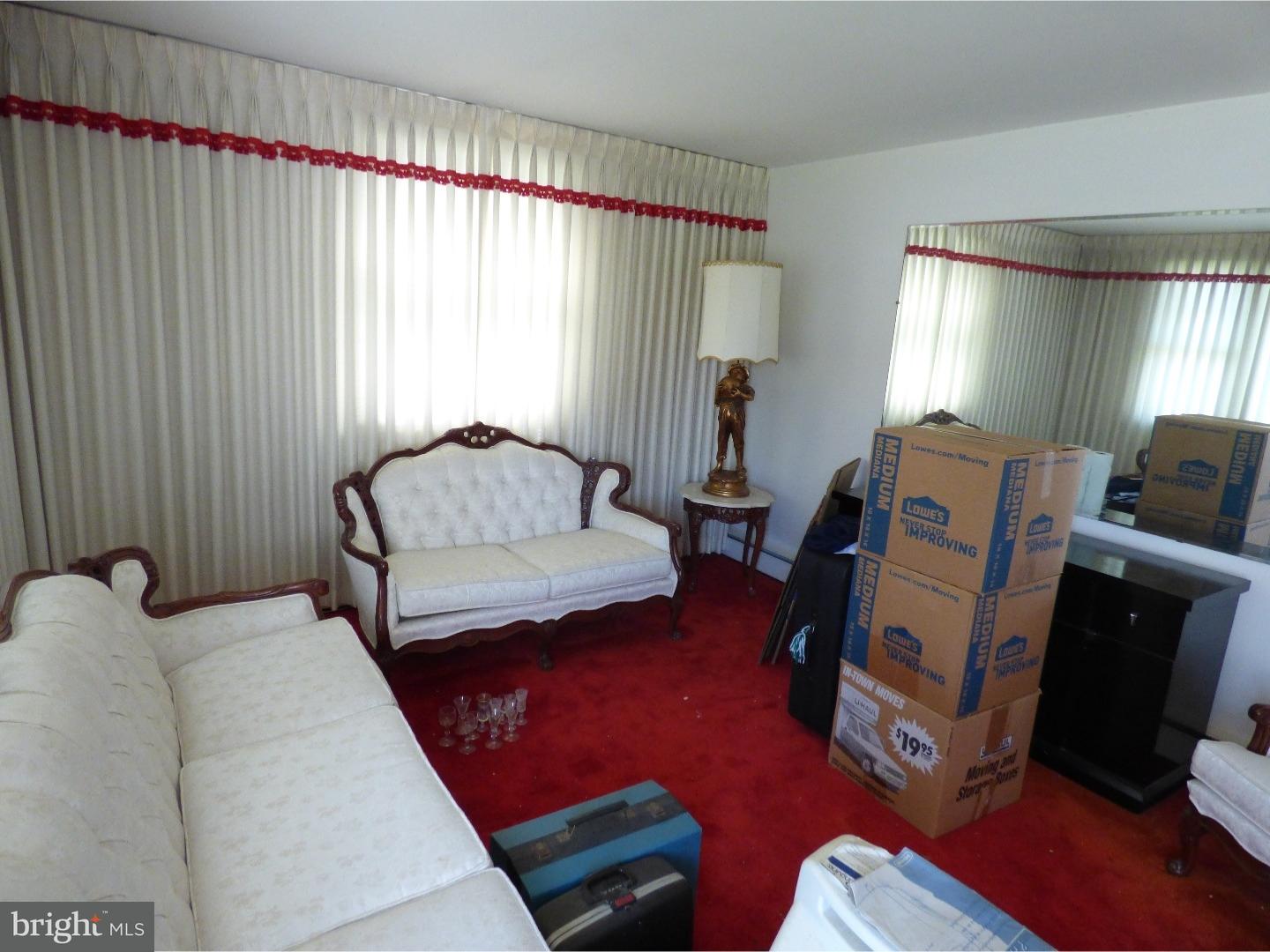 908 Griffith Street Philadelphia, PA 19111 - Photo 3 of 25 Living Room