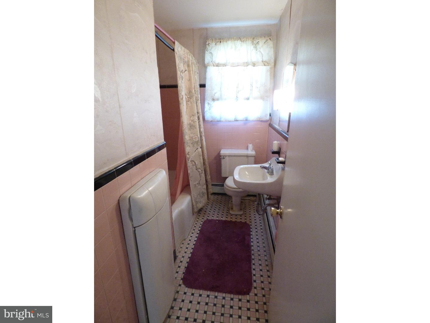 908 Griffith Street Philadelphia, PA 19111 - Photo 22 of 25 Bathroom