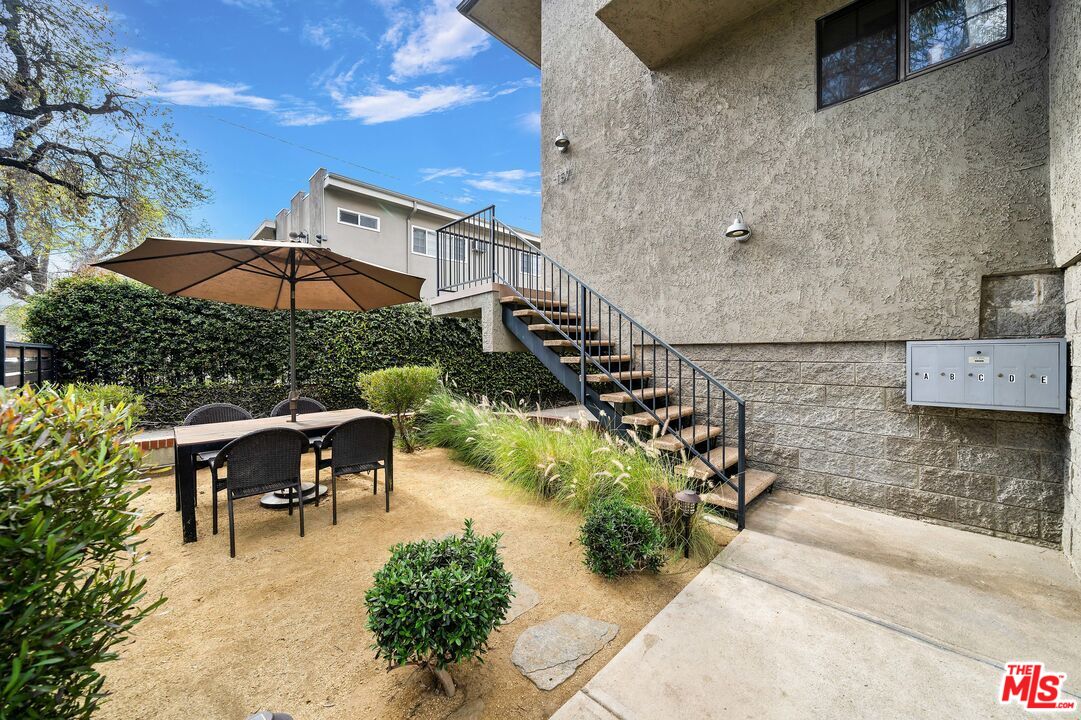 157 West Ash Avenue, Unit B Burbank, CA 91502 - Photo 3 of 16