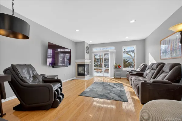 $479,999 | 310 Bridgeview Drive, Poughkeepsie, NY 12601