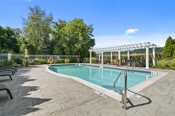 $479,999 | 310 Bridgeview Drive, Poughkeepsie, NY 12601