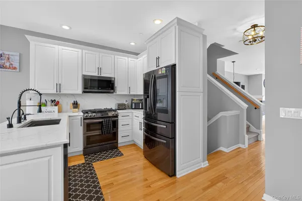 $479,999 | 310 Bridgeview Drive, Poughkeepsie, NY 12601