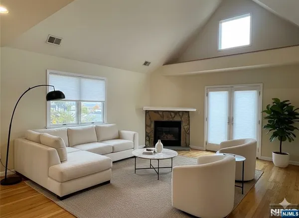 $4,300 | 662 Undercliff Avenue, Unit 2, Edgewater, NJ 07020