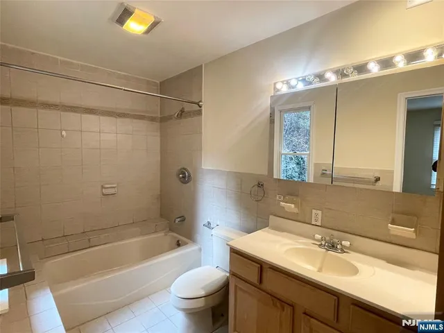 $3,850 | 662 Undercliff Avenue, Unit 2, Edgewater, NJ 07020