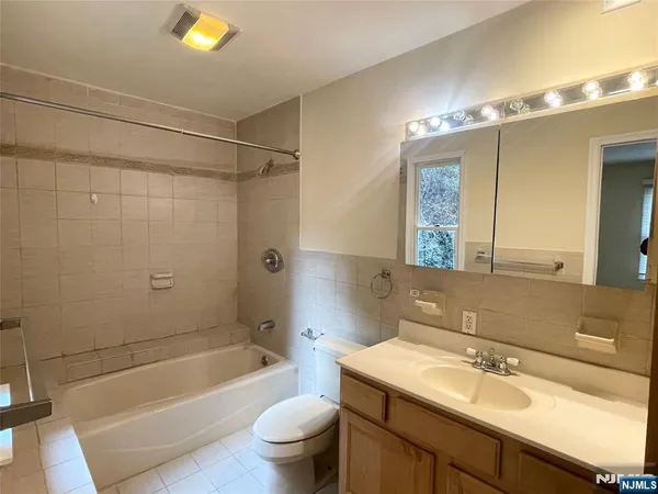 $4,300 | 662 Undercliff Avenue, Unit 2, Edgewater, NJ 07020