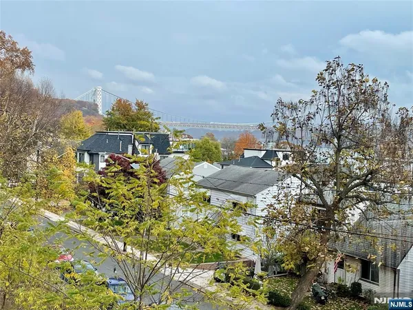 $4,300 | 662 Undercliff Avenue, Unit 2, Edgewater, NJ 07020
