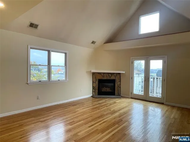 $3,850 | 662 Undercliff Avenue, Unit 2, Edgewater, NJ 07020