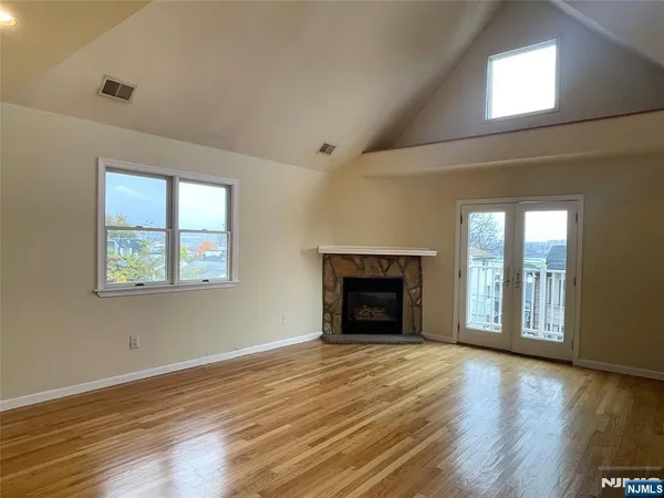 $4,300 | 662 Undercliff Avenue, Unit 2, Edgewater, NJ 07020