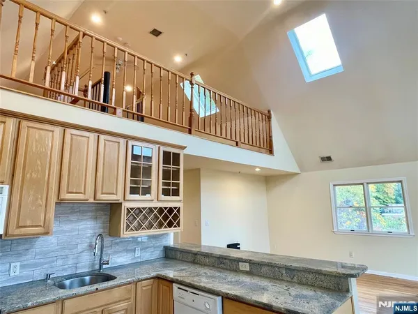 $4,300 | 662 Undercliff Avenue, Unit 2, Edgewater, NJ 07020