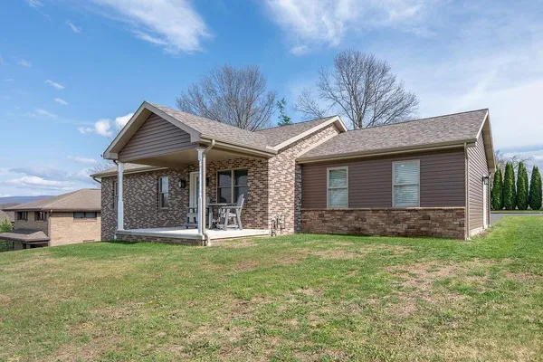 a view of a house with a yard