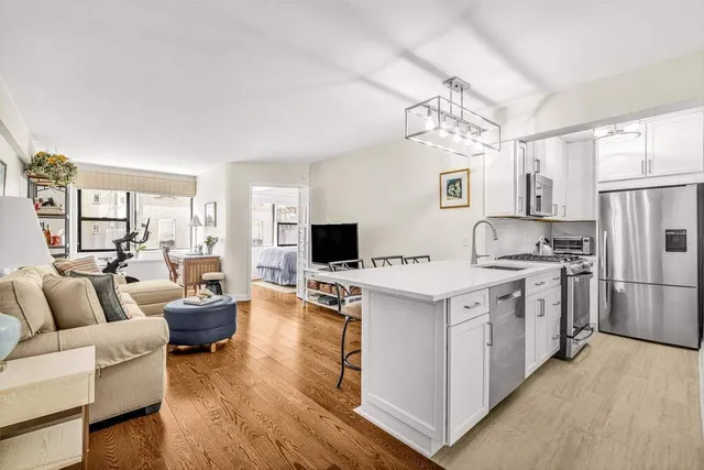 $590,000 | 220 East 67th Street, Unit 6J | Lenox Hill