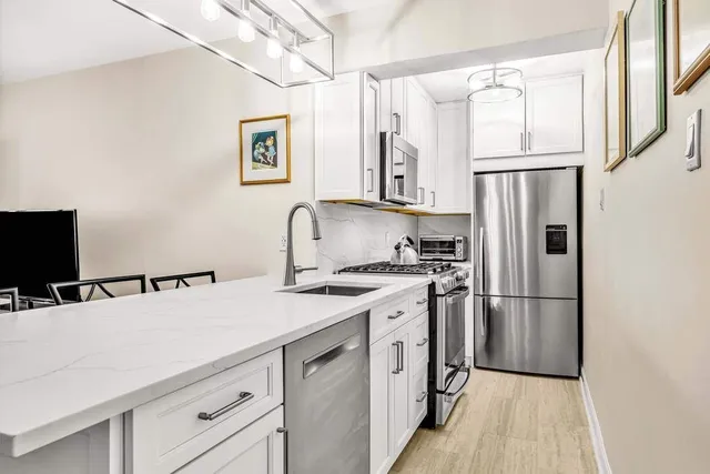$590,000 | 220 East 67th Street, Unit 6J | Lenox Hill