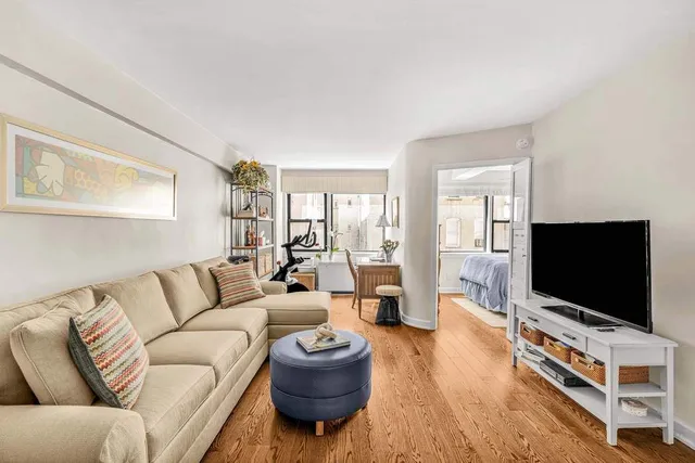 $590,000 | 220 East 67th Street, Unit 6J | Lenox Hill
