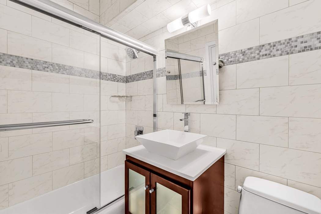 220 East 67th Street, Unit 6J Manhattan, NY 10065 - Photo 5 of 10