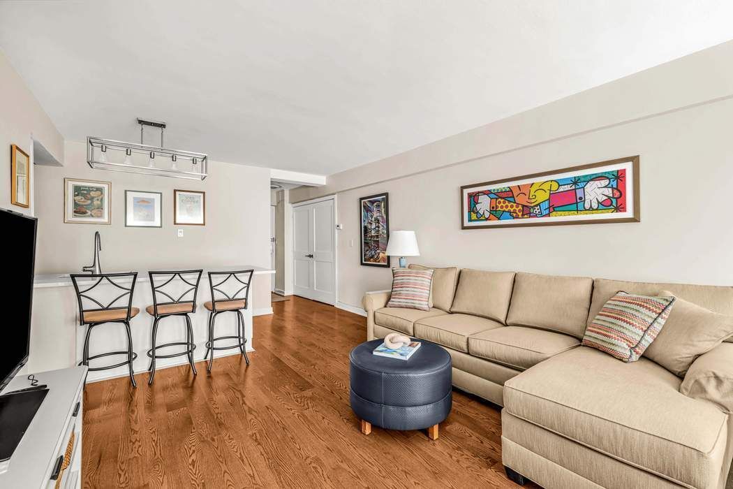 220 East 67th Street, Unit 6J Manhattan, NY 10065 - Photo 7 of 10
