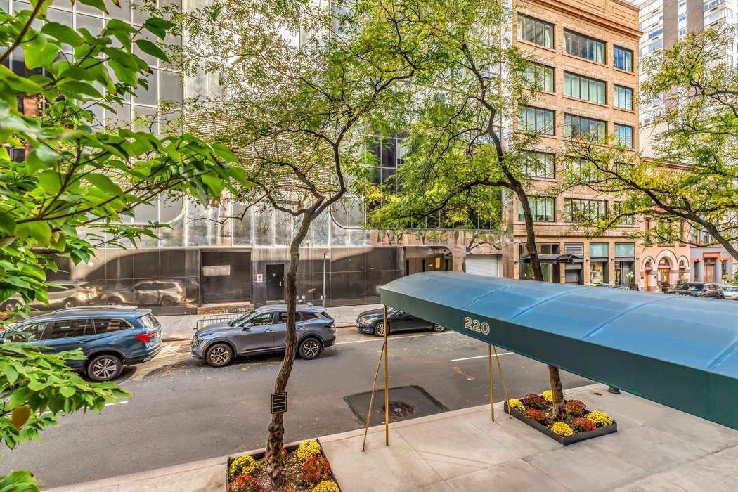 220 East 67th Street, Unit 6J Manhattan, NY 10065 - Photo 8 of 10