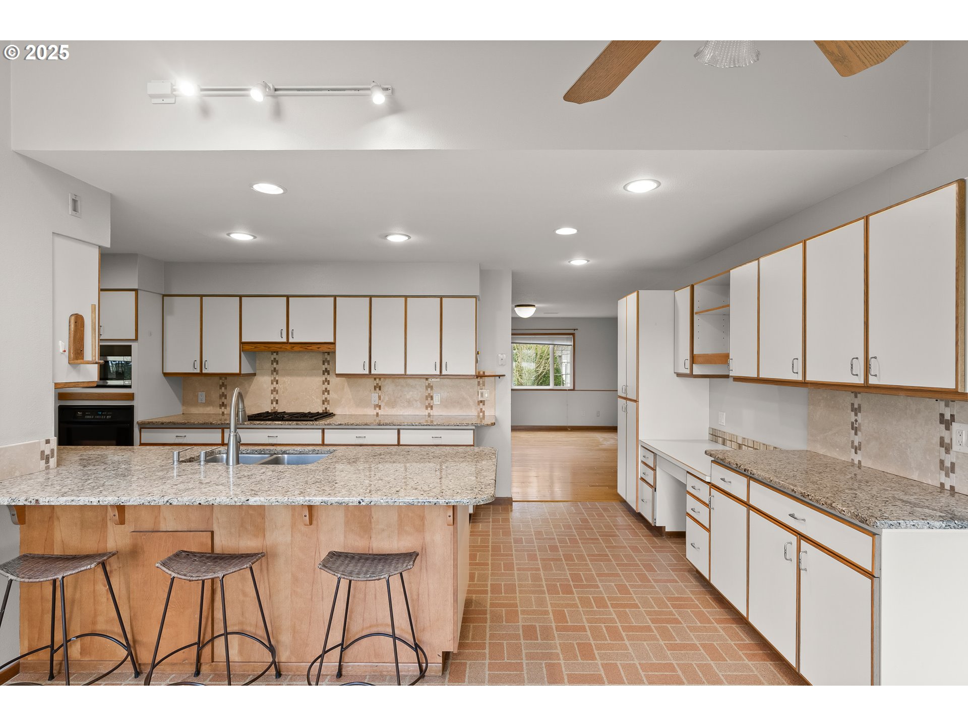 14235 Southwest Tooze Road Sherwood, OR 97140 - Photo 16 of 48 Kitchen