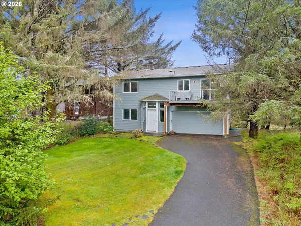 a view of a yard in front of house